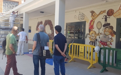 Treballadors dels plans d'ocupació pinten l'escola Espronceda 